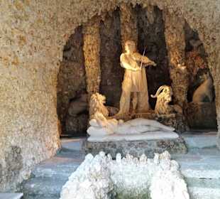 Grotte in den Wasserspielen