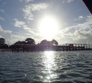 Blick auf den Hafen beim Sonnenuntergang