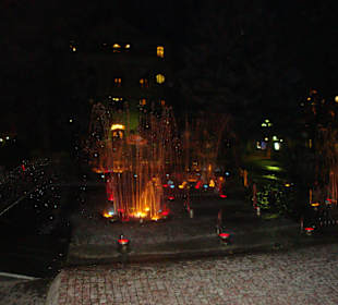 Der Brunnen bei Dunkelheit