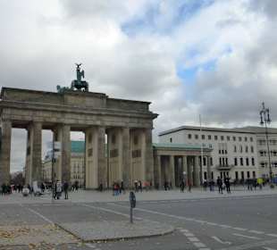Das Brandenburger Tor mit "Platz des 18. März"