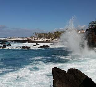 Wellengang an der Promenade