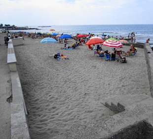 Sandstrand - am Ende eine öffentliche Dusche