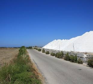 Salinen an der Zufahrt zum Strand