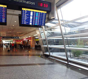 Weg vom Check-In-Bereich zu den Gates