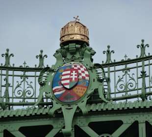 Friedensbrücke mit Königswappen