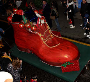 Mit Geschenken gefüllter Schuh