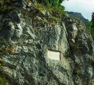Gedenktafel im Felsen