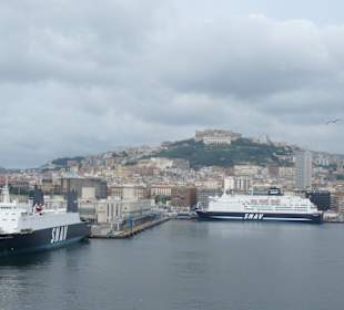 Blick vom Hafen auf Neapel