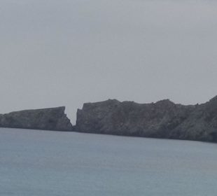 Blick aufs Wasser zum Gebirge