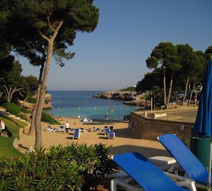Blick vom unteren Pool auf die Cala Esmeralda