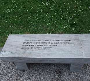 Ławeczka przy Zamku Ujazdowskim