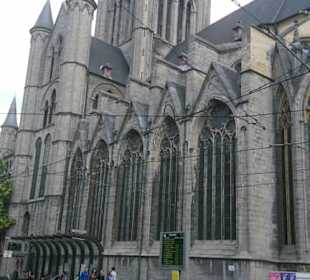 Seitenansicht der Kirche.