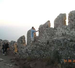 Mury zamku na wzgórzu