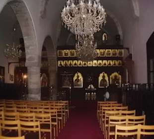 Kirchenraum mit Altarwand