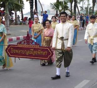 Parade mit Traditioneller Kleidung