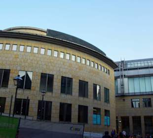 Neubauten versteckt dahinter