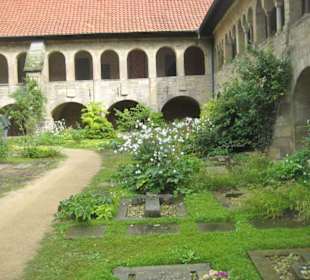 Kreuzgang / Innenhof - Friedhof