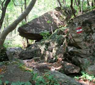 Massive Steinblöcke