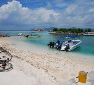 Kleiner Strand neben der Mole