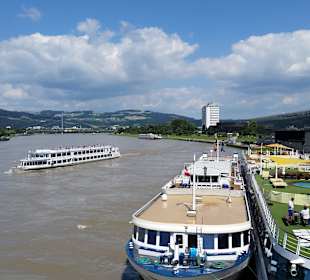 Auf der Nibelungenbrücke