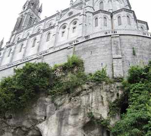 Aussenansicht der Kirche von der Grotte