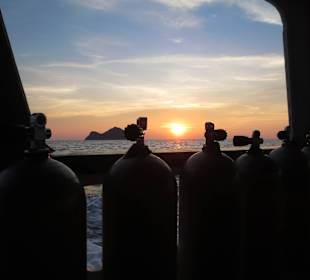 Drei Tauchgänge beim Sail Rock mit Sonnenuntergang