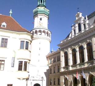 Feuerturm mit Rathaus (rechts)