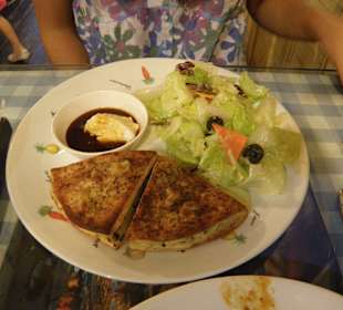 Teigtaschen mit Salat