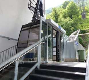 Leere Gondel an der Talstation