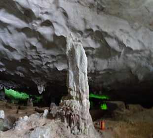 Verschieden Steinformationen in der Höhle