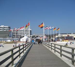 Blick von der Landungsbrücke auf den Strand