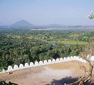 Dambulla - Landschaft vor dem Höhlentempel.