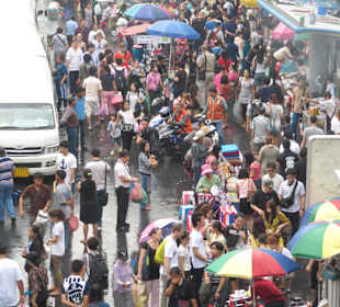 Menschenmassen trotz Regen