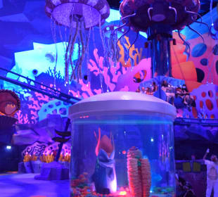 Futuristischer Bereich mit Fahrgeschäften