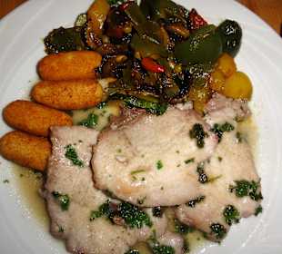 Schnitzel in Weißweinsauce mit Gemüse