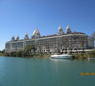Eins von vielen Hotel am Fluß