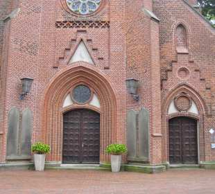 Portale zur Kirchenstraße hin