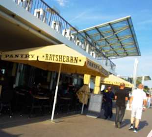 Unterhalb der Landungsbrücken