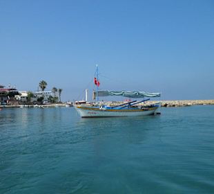 Ausflugsboot auf der Hafenwestseite