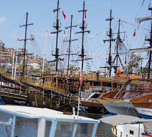 Boote und Schiffen im Hafen