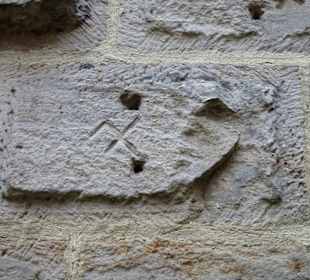 Steinmetzzeichen an den Quadern der Mauern