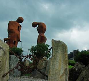 Mit Steinfiguren am vorderen Rand