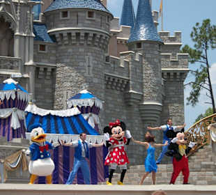 Show vor dem Cinderella Schloss