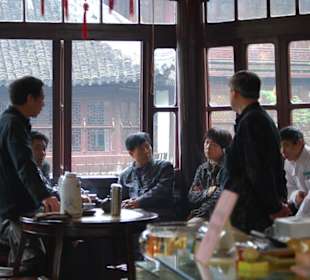 Chinesen beim sonntäglichen Tee