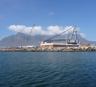 Hafen Kapstadt mit Blick auf Tafelberg