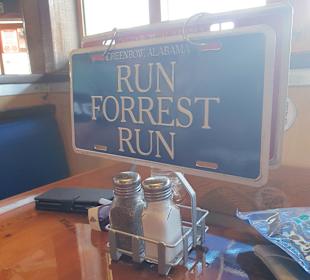 Tischgestaltung, Schild als Hinweis für den Kellne