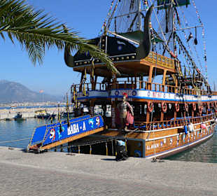 Piratenschiff im Hafen