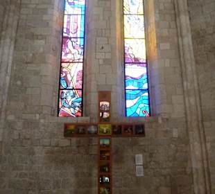 Dominikanerkirche, hohes Kreuz in der Apsis 