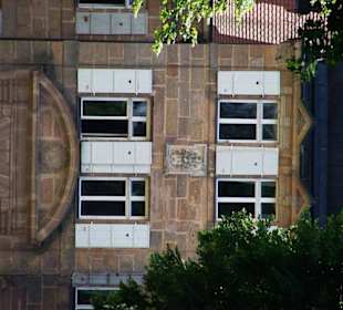 Haupteingang oben das Wappen