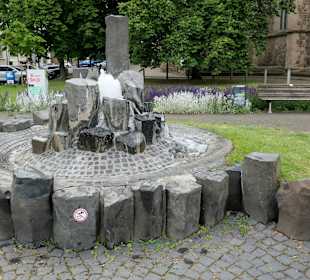 Der Sebastiansbrunnen vor der Sebastianskirche